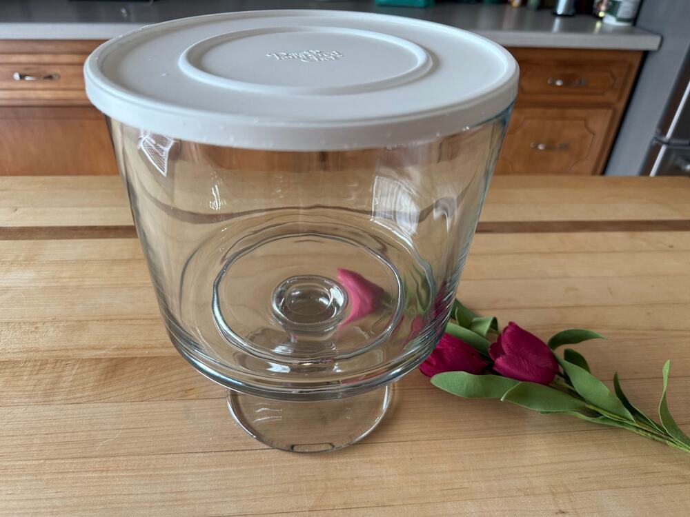 Pampered Chef TRIFLE BOWL #2832 Complete with Pedestal Stand & Plastic Lid